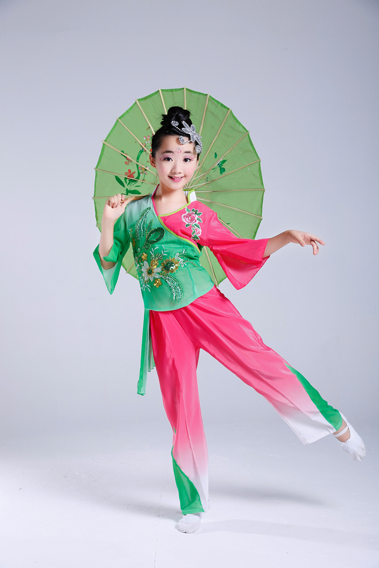 童韵华彩 儿童荷花服与伞舞扇舞的艺术绽放